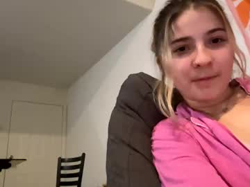 couple Free XXX Cam Girls with makennamacy